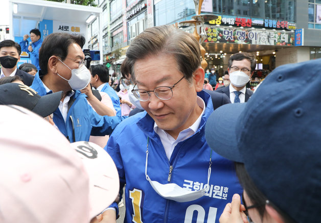 이재명 더불어민주당 총괄선거대책위원장이 6·1 지방선거 공식 선거운동 첫날인 19일 인천 서구 정서진중앙시장에서 시민들에게 지지를 호소하고 있다. 2022.5.19/뉴스1 ⓒ News1