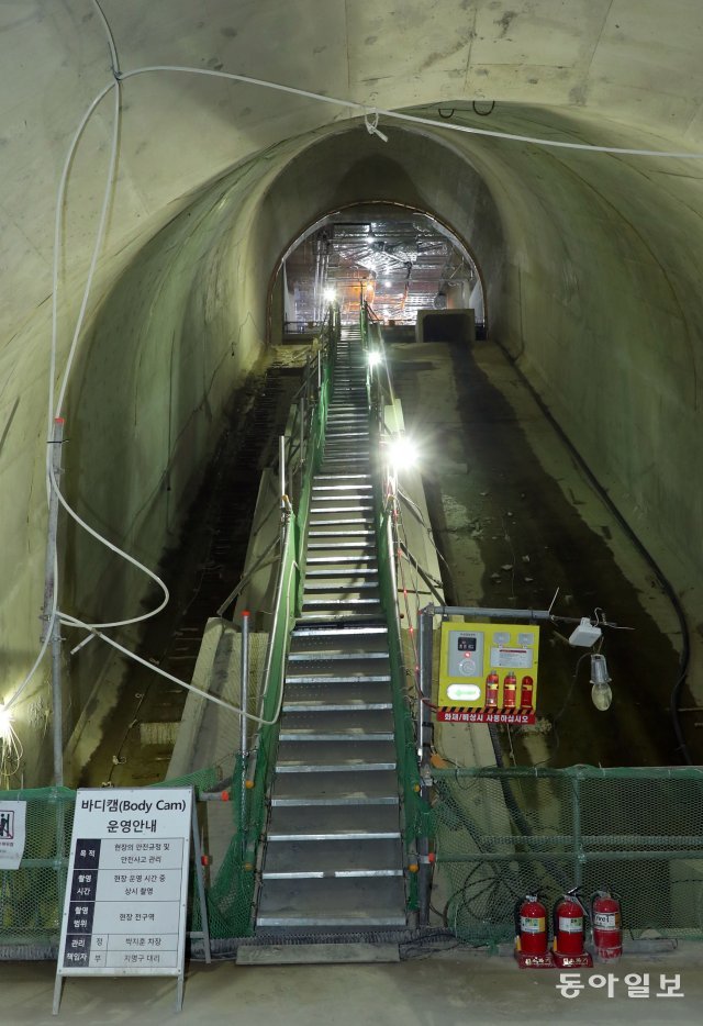 수서역 지하1층에서 GTX로 내려가는 첫번째 상하 이동길입니다. 공사장 인력을 위한 계단입니다. 양쪽으로 에스컬레이터가 놓일 예정입니다. 신원건기자 laputa@donga.com