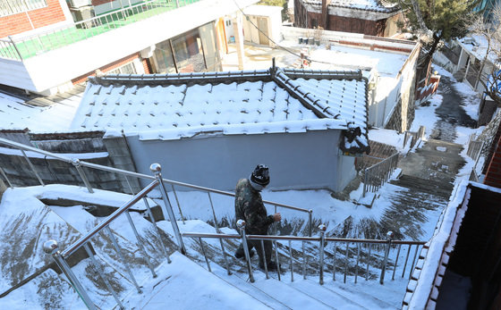 영하권 추위가 이어진 28일 오전 경기 수원시 팔달구의 한 골목길에서 시민들이 조심스럽게 발걸음을 옮기고 있다. 2022.12.28/뉴스1