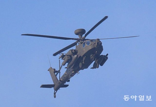 27일 인천 강화도에서 AH-64 아파치헬기가 북한 무인기와 관련해 작전을 수행하고 있다. base@donga.com