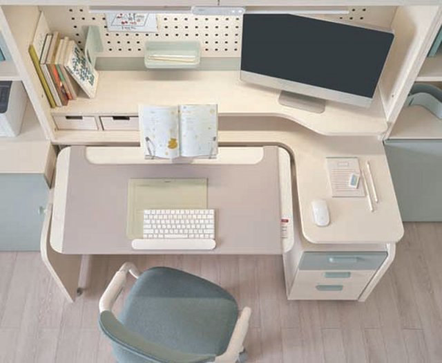 ‘조이S 2’ 책상에는 태블릿과 노트북을 올려두기 편한 거치대와 선반이 설치된다.