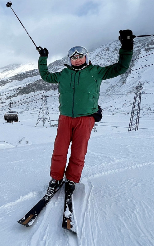 김자호 회장이 스키를 타고 슬로프를 내려오며 즐거운 표정을 짓고 있다. 중고교 시절 아이스하키 선수였던 그는 일본 유학 당시 
스키를 배웠고 사업이 안정된 40대 중반부터 꾸준히 스키를 타며 즐거운 노년을 만들어 가고 있다. 김자호 회장 제공