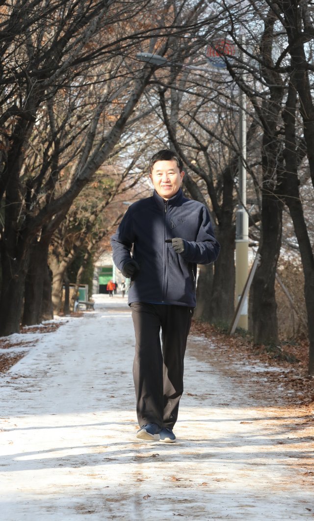 안세현 교수가 병원 앞으로 나 있는 산책로를 걷고 있다. 김동주 기자 zoo@donga.com