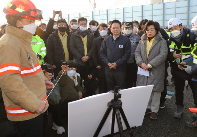 원희룡 국토교통부 장관이 30일 오전 경기 과천시 제2경인고속도로 북의왕IC 인근 방음터널 화재현장에서 화재대응상황 보고를 받고 있다. 뉴스1