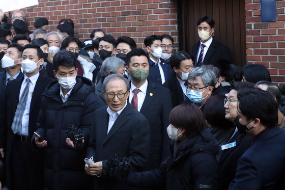 신년 특별사면으로 4년 9개월 만에 사면·복권된 이명박 전 대통령이 30일 오후 서울 강남구 사저 앞에서 소감을 밝히고 있다. 2022.12.30/뉴스1