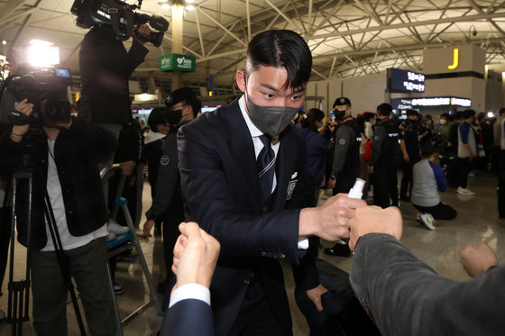 파울루 벤투 감독이 이끄는 축구 국가대표팀이 13일 오후 인천국제공항에서 카타르 월드컵 참가를 위해 도하로 출국하고 있다. 벤투호는 오는 24일 오후 10시 우루과이와의 경기를 시작으로 가나(28일 오후 10시), 포르투갈(12월3일 오전 0시)과 차례로 조별리그를 치른다. 2022.11.13/뉴스1