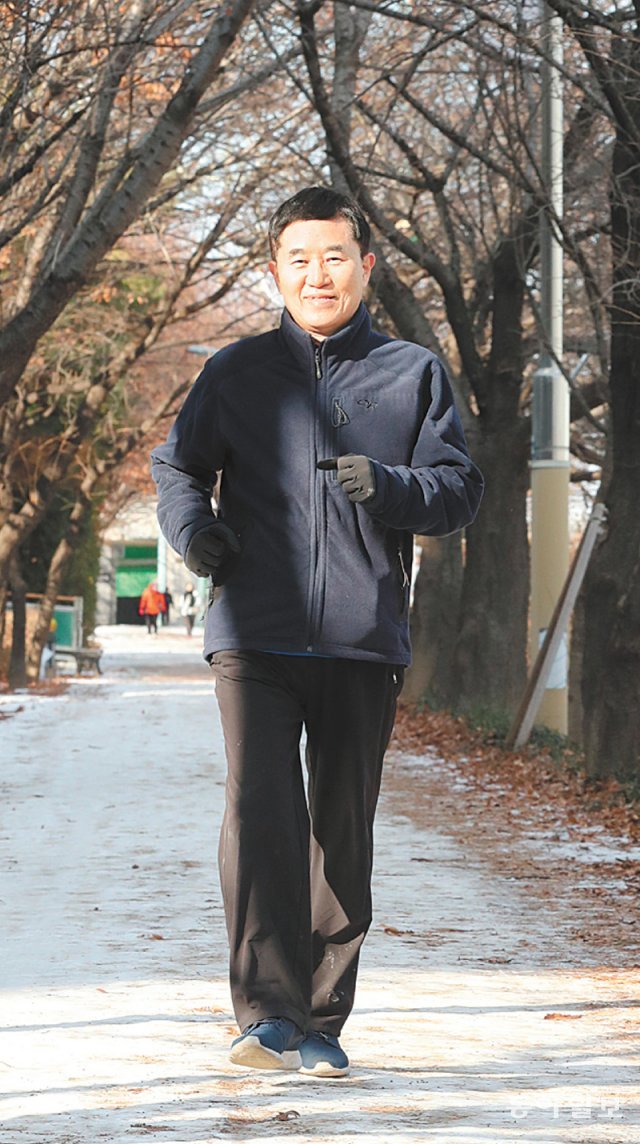 안세현 교수가 병원 앞으로 나 있는 산책로를 걷고 있다. 김동주  기자  zoo@donga.com