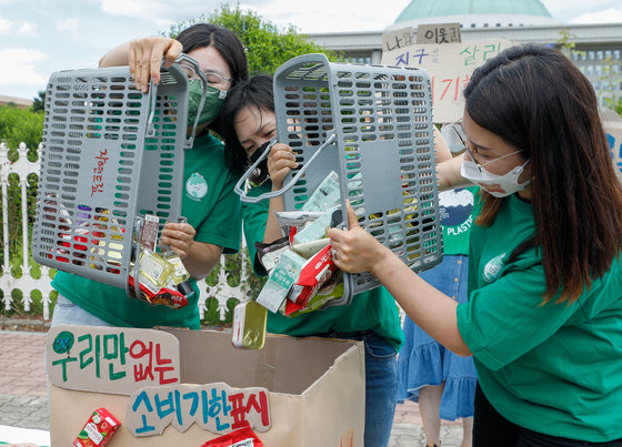 소비자기후행동 회원들이 16일 서울 여의도 국회의사당 앞에서 열린 소비기한표시제 도입 촉구 기자회견에서 퍼포먼스를 하고 있다. 참가자들은 소비기한표시제가 소비자에게 식품 폐기 시점에 대한 정확한 정보를 전달하고 식품 낭비를 줄여 환경보호를 할 수 있다며 제도 도입을 촉구했다. 2021.6.16/뉴스1 ⓒ News1