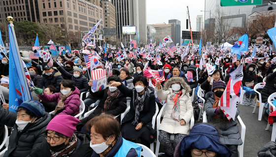 10일 오후 서울 광화문 일대에서 보수단체 회원들이 정부 비판 단체를 규탄하는 구호를 외치고 있다. 2022.12.10/뉴스1 ⓒ News1