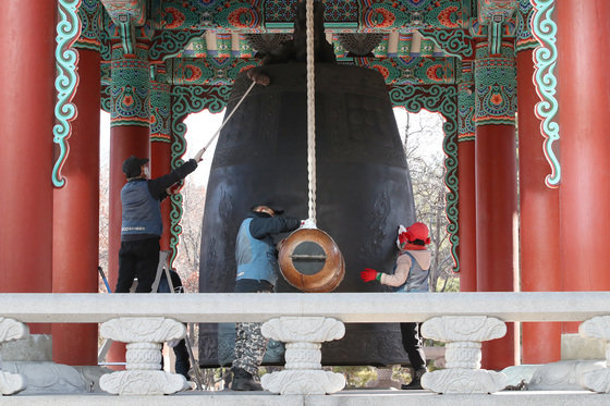 2023년 계묘년(癸卯年) 새해를 앞두고 2022년 묵은 때를 벗기기 위해 달구벌대종 주변을 대청소하고 있다. 2022.12.27/뉴스1 ⓒ News1