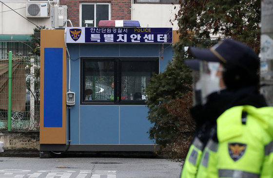 13일 오전 아동 성폭행 혐의로 징역 12년을 복역 후 출소한 조두순이 거주하는 경기도 안산시내 거주지 앞에 특별치안센터가 설치되어 있다. 2020.12.13/뉴스1