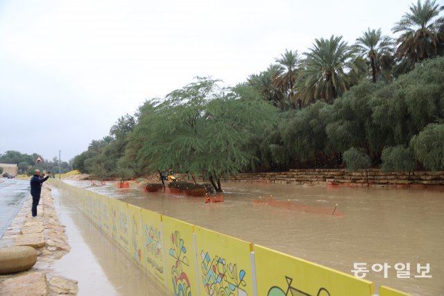 물이 불어난 사우디 수도 리야드의 한 도로.