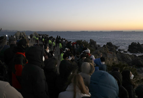 지난 1월 1일 오전 한반도 내륙에서 일출을 가장 먼저 볼 수 있는 울산 울주군 간절곶에서 시민들이 해가 뜨기를 기다리고 있다. 2022.1.1 뉴스1