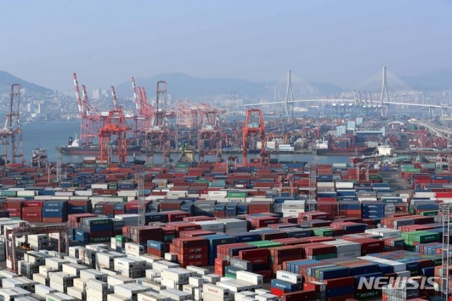 컨테이너 가득 쌓인 부산항. 뉴시스