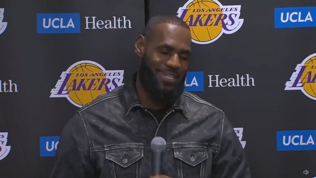지난달 30일 경기 후 기자회견에서 ‘다시 18세로 돌아간 것 같은가?’라는 질문에 웃고 있는 르브론 제임스. NBA 영상 캡처