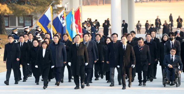 주호영 국민의힘 원내대표 등 당 지도부가 2023년도 새해 첫날인 1일 오전 서울 동작구 국립서울현충원 현충탑을 참배하기 위해 이동하고 있다. 사진공동취재단