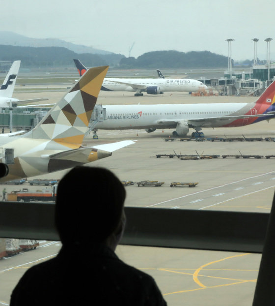 (기사와 관련없는 자료사진) 인천국제공항에서 항공기들이 승객들의 탑승을 앞두고 있다. 2022.6.26 뉴스1