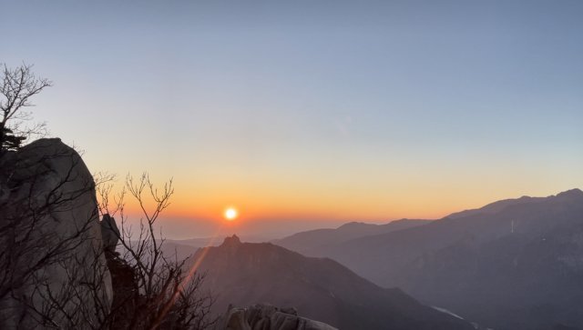 2023년 1월 1일 오전 설악산 울산바위에서 촬영한 새해 첫 날 해돋이. 설악산국립공원사무소 제공.