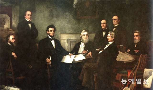노예해방 선언문을 만들어 내각 장관들 앞에서 읽고 있는 에이브러햄 링컨 대통령(왼쪽 세 번째). 워싱턴 국회의사당에 걸려 있는 유명한 그림이다. 미국 의사당 홈페이지