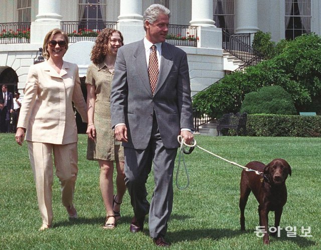 1998년 모니카 르윈스키 스캔들이 터진 후 백악관을 걸으며 가족애를 과시하는 빌 클린턴 대통령 가족. 위키피디아