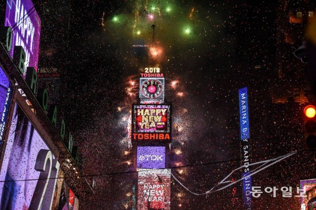 오늘날에는 건물 위쪽에서 거대한 공을 떨어뜨리는 ‘볼드롭’ 행사로 열리고 있다. 뉴욕시 홈페이지