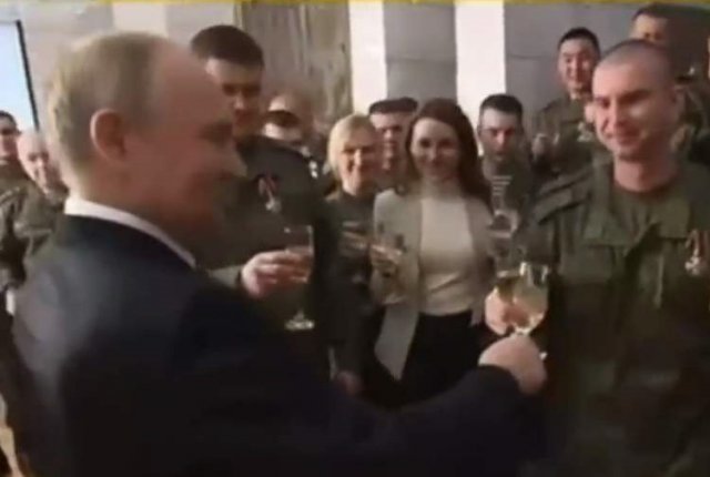 블라디미르 푸틴 러시아 대통령이 지난해 12월 31일 방송된 신년 연설에서 샴페인 잔을 들어 우크라이나 전쟁을 정당화하고 자축하는 건배를 제의하고 있다. 크렘린궁 신년 연설 캡처