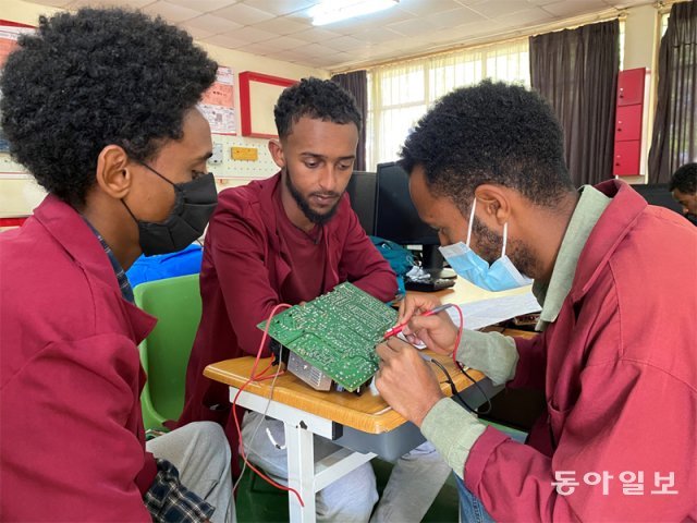 지난해 12월 30일(현지 시간) 에티오피아 수도 아디스아바바 외곽에 위치한 LG-KOICA 희망학교에서 전기전자학과 학생들이 전자제품 기판이 고장 난 원인을 찾고 있다. 아디스아바바=강성휘 기자 yolo@donga.com