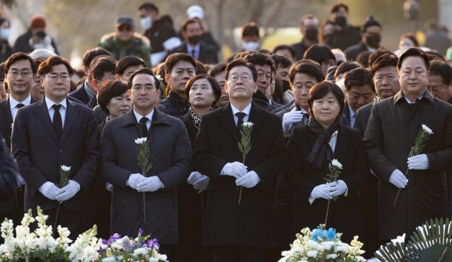 이재명 더불어민주당 대표가 1일 오후 경남 김해시 봉하마을을 찾아 고 노무현 전 대통령 묘역을 참배하고 있다. 뉴스1