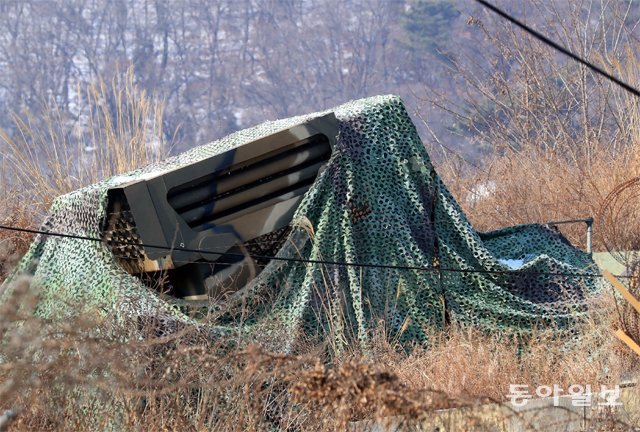 지난 해 12월 27일 경기 북부의 00 부대 무기가 위장막으로 가려진 채 북쪽을 향해 있다. 김재명 기자 base@donga.com