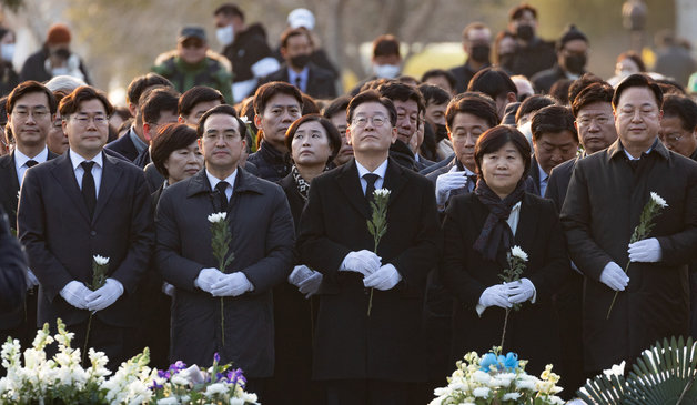 이재명 더불어민주당 대표가 1일 오후 경남 김해시 봉하마을을 찾아 고 노무현 전 대통령 묘역을 참배하고 있다. 2023.1.1. 뉴스1