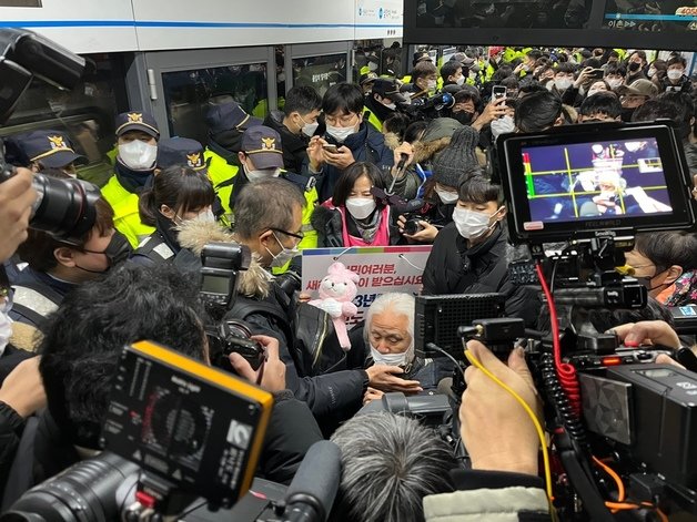 전국장애인차별철폐연대(전장연)와 서울지하철교통공사가 2일 오전 서울지하철 4호선 삼각지역 플랫폼에서 열차 승차를 둘러싸고 대치 중이다. ⓒ News1