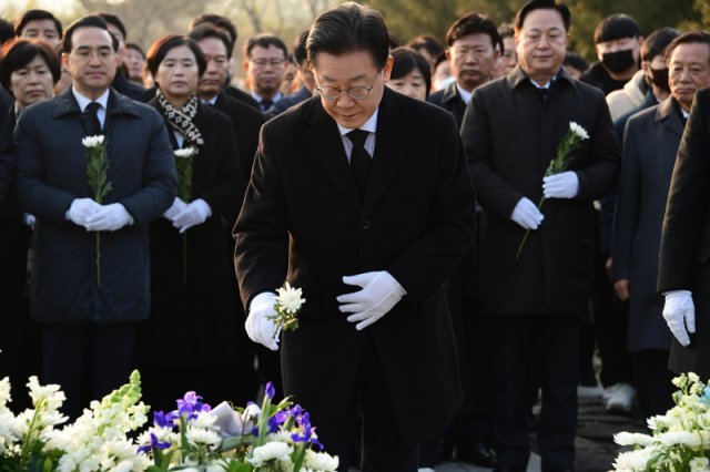 더불어민주당 이재명 대표가 지난 1일 경남 김해시 봉하마을을 찾아 노무현 전 대통령 묘역을 참배하고 있다. 김해=뉴시스