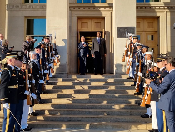 이종섭 국방부 장관(가운데 왼쪽)과 로이드 오스틴 미국 국방장관이 작년 11월3일(현지시간) 제54차 한미안보협의회의(SCM)에 앞서 미 국방부 청사(펜타곤) 입구에서 열린 의장행사에 참석했다. 국방부 제공
