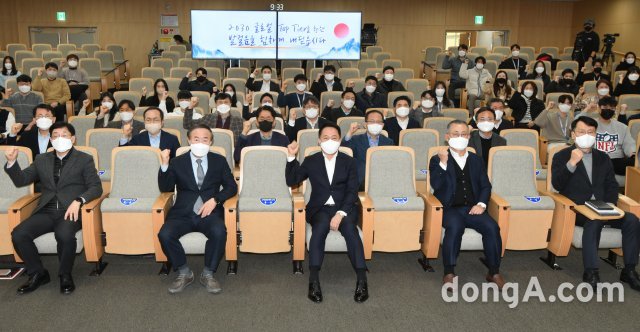 최윤호 삼성SDI 대표이사 사장과 임직원들이 시무식에서 기념사진을 촬여하고 있다.