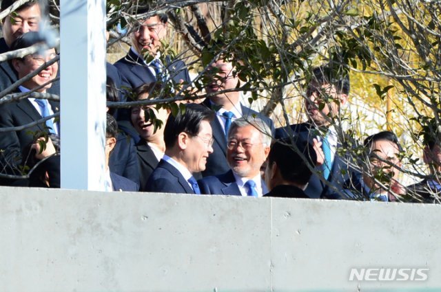 2일 오후 경남 양산시 평산마을 문재인 전 대통령 사저를 찾은 더불어민주당 이재명 대표와 당지도부가 문 전 대통령과 기념촬영을 하고 있다. 뉴시스