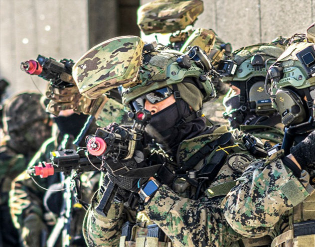 육군 특수전사령부 흑표부대 장병들이 강원도 인제의 육군 과학화훈련단에서 도시지역작전을 통해 전투기술을 연마하고 있다. 육군 제공