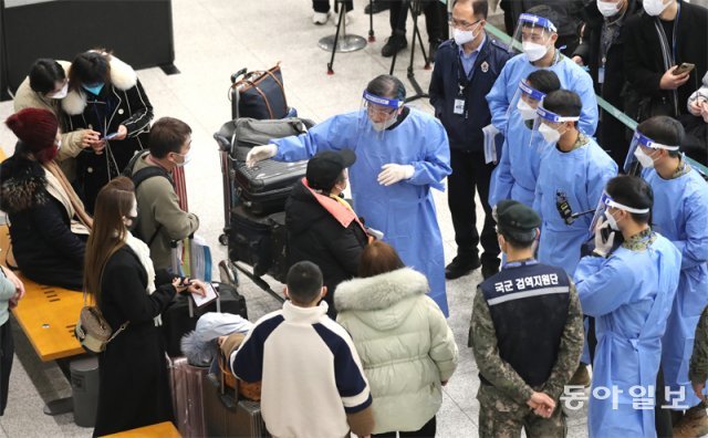 2일 오전 인천국제공항 제1여객터미널을 통해서 입국한 중국 여행객들이 PCR검사를 받기 위해 공항 의료진 및 군 관계자들의 안내를 받고 있다. 인천=홍진환 기자 jean@donga.com