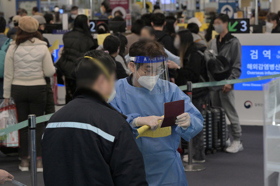 2일 인천국제공항 제1여객터미널 입국장에서 공항 관계자가 중국발 입국자들 중 유증상자를 분리하고 있다. 방역당국은 이날부터 중국에서 항공편이나 배편으로 입국하는 모든 사람에 대해 코로나19 유전자증폭(PCR) 검사를 실시하며 고강도 방역 대책을 시작했다. 공동취재 2023.1.2 뉴스1