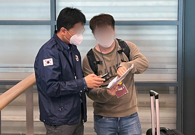 2일 오전 인천국제공항 제1여객터미널 입국장에서 한 여객이 검역관계자에게 설명을 하고 있다. 방역당국은 이날부터 중국발 국내·외국인 입국자에 대한 방역을 강화했다. 중국발 입국자는 모두 유전자증폭(PCR) 검사를 받아야 한다. 2023.1.2 뉴스1