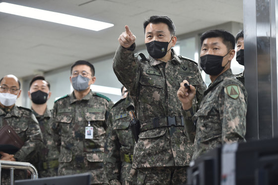 김승겸 합참의장이 1일 육군 제1방공여단을 방문해 방공작전현황을 보고 받고 있다. 2023.1.1 합참 제공