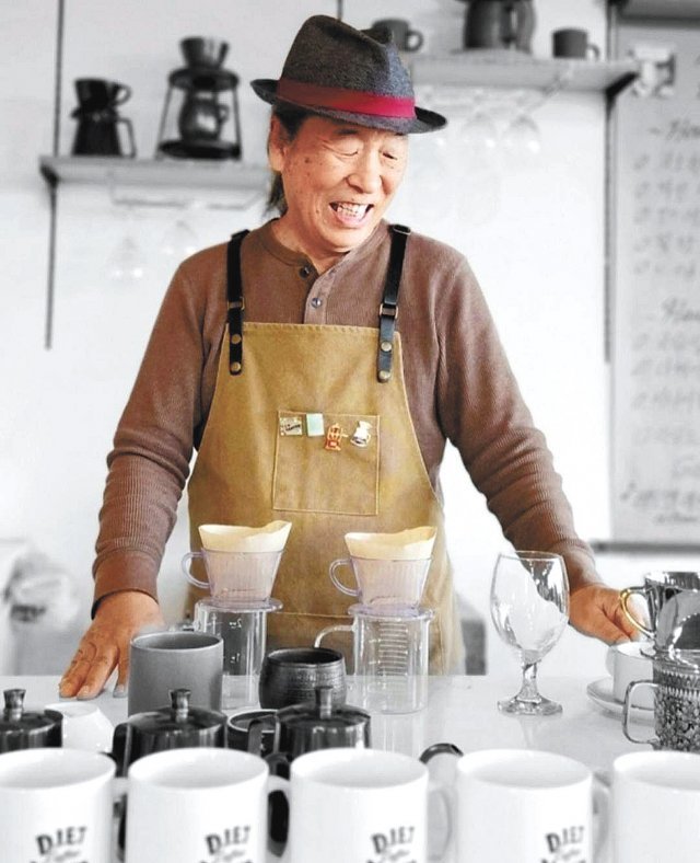제주 커피수목원에 김영한 원장이 발효 커피의 장단점에 대해 이야기 하고 있다. 제주 커피수목원 제공
