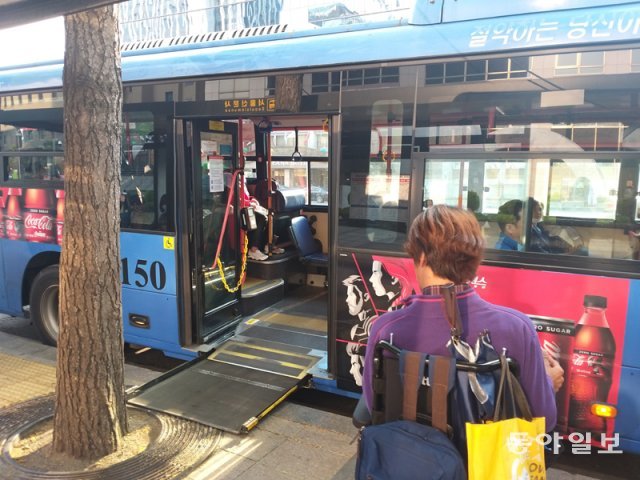 휠체어를 탄 시민이 저상버스에 타기 위해 대기하고 있다. 서울시는 올 7월부터 장애인의 시내버스 요금을 전액 지원하기로 했다. 동아일보DB