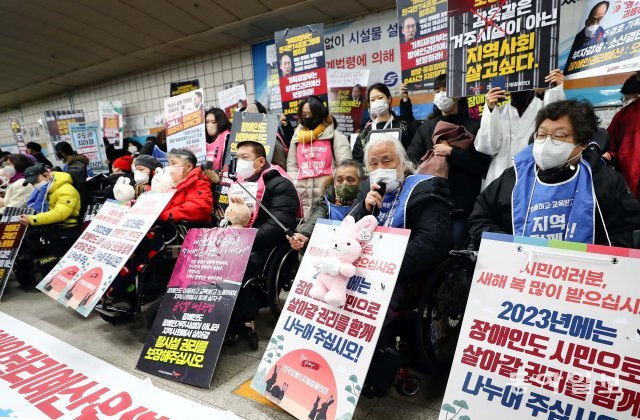 장애인 권리 예산 확보를 위한 지하철 타기 선전전을 재개한 전국장애인차별철폐연대(전장연) 회원들이 2일 오전 서울 삼각지역에서 시위를 하고 있다. 원대연 기자 yeon72@donga.com