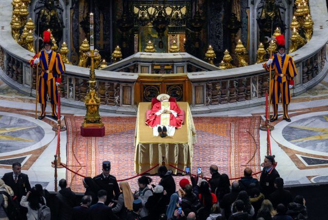 2일(현지시간) 고 명예 교황 베네딕토 16세의 시신이 바티칸 성 베드로 대성당 내부에 안치돼 있다. 바티칸은 자난 해 12월 31일 토요일, 600년 만에 사임한 최초의 교황으로 기억될 독일 신학자 교황 베네딕트가 사망했다고 발표했다.  바티칸 미디어 제공-AP/뉴시스