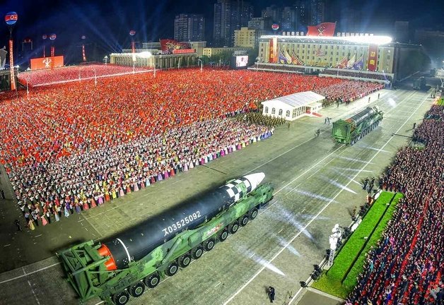 지난해 4월 조선인민혁명군 창건일 90주년에 열린 열병식.(평양 노동신문=뉴스1)