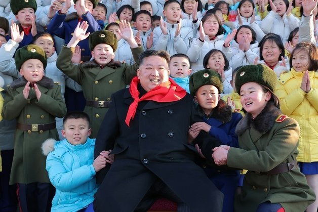 지난 1일 김정은 노동당 총비서가 9차 조선소년단 대회 참가자들과 기념 사진을 촬영하고 있다. 평양 노동신문/뉴스1