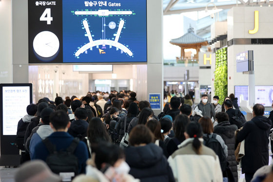 2022년 12월30일 인천국제공항 제1여객터미널 출국장 게이트가 여행객으로 붐비고 있다. 2022.12.30/뉴스1 ⓒ News1