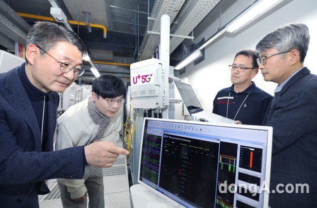 권준혁 LG유플러스 네트워크부문장(맨 왼쪽)이 노키아, 삼지전자 관계자로부터 O-RAN 장비에 대한 설명을 듣고 있는 모습. LG유플러스 제공