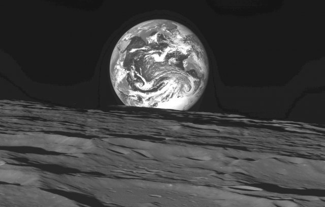 윤대통령이 관람한 다누리호의 사진. 달 상공 124㎞ 지점에서 촬영한 월면과 지구. 과거에 운석이 떨어지며 만든 달의 충돌구와 지구에 떠 있는 구름이 뚜렷이 관찰된다. 한국항공우주연구원 제공