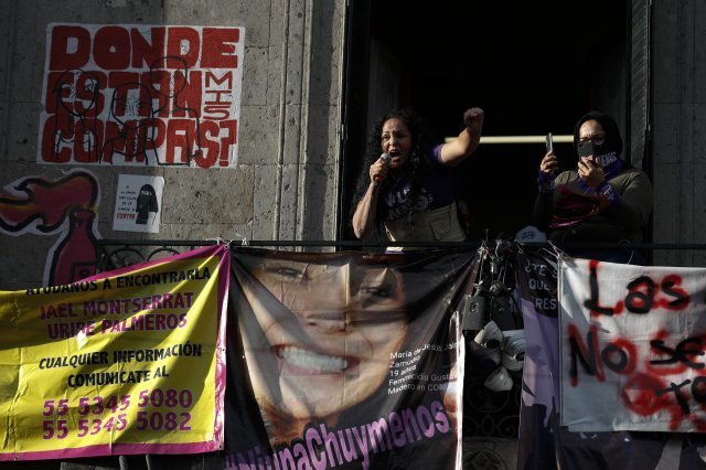 딸이 여성 혐오 범죄로 살해됐던 예세니아 사무디오가 2020년 9월 14일 멕시코 국가인권위원회에서 정부의 대책을 촉구하며 발언하고 있다. AP=뉴시스